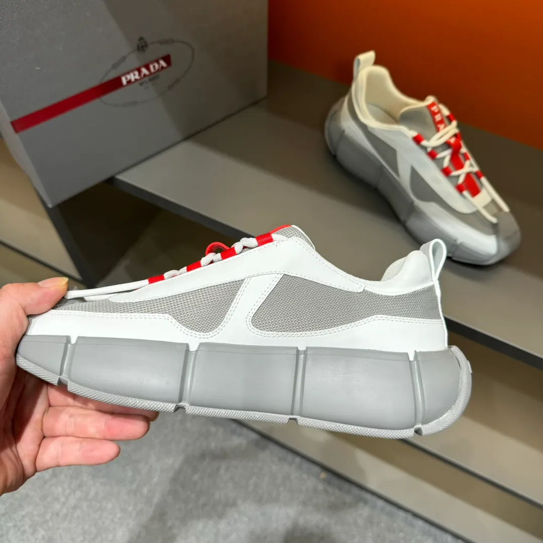 P460 PRADA/Prada men's lace-up leather casual sports shoes, the upper is made of cowhide leather and breathable mesh. It is soft, comfortable and breathable. The tongue is decorated with the PRADA brand letter logo. The thick rubber sole echoes the red label tongue. The style is fashionable and elegant. The details are carefully crafted. A casual sports shoe with a super western style and excellent breathability! Code number 38-45 (45 customized)